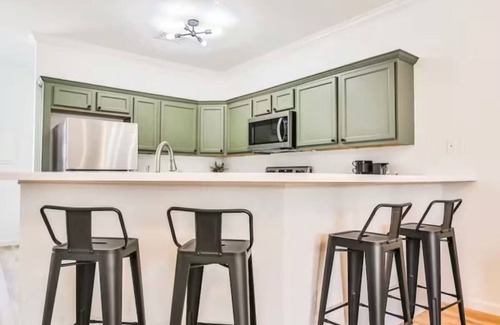 North Overton Appartement | The Matador Flat - 2BR/2.5BA - Sleeps 6