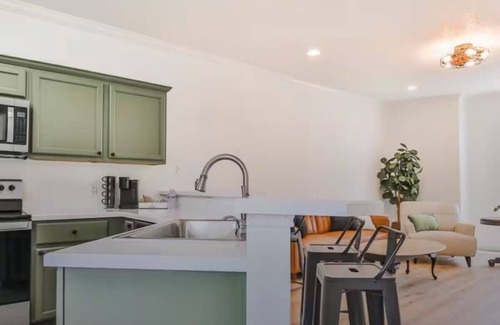 North Overton Appartement | The Matador Flat - 2BR/2.5BA - Sleeps 6