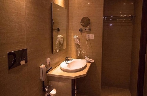 Lake Town Hôtel | The Maureen