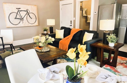 Peak's Suburban Addition Maison | The Meadow Calm Urban Escape
