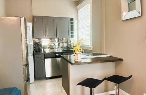 Peak's Suburban Addition Maison | The Meadow Calm Urban Escape