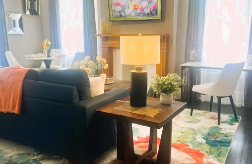 Peak's Suburban Addition Maison | The Meadow Calm Urban Escape