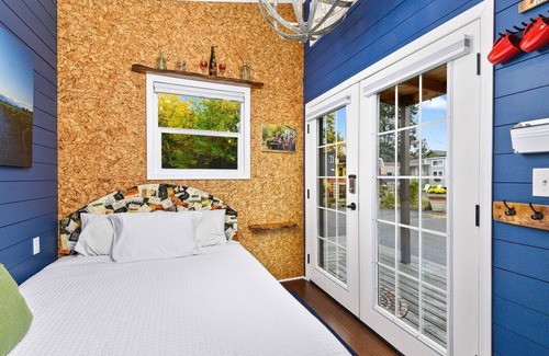 Kerns Hôtel | The Merlot - Custom Tiny Home w/ Vineyard Vibe