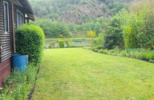Fepin Chalet De Ski | The Meuse is at the end of the garden