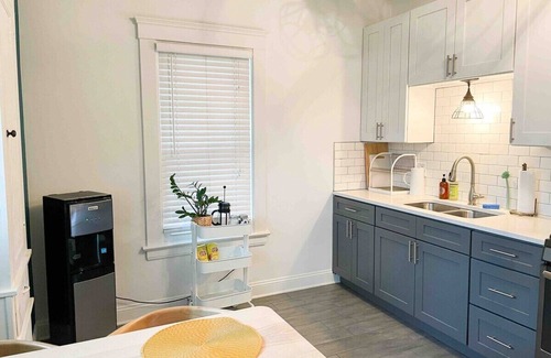 Kamm's Corners Appartement | The MidCentury Modern 5 min to Airport PETS!