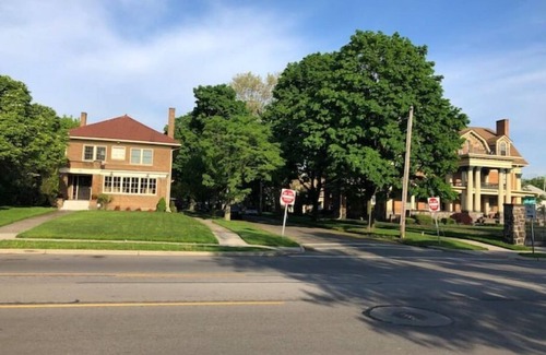 Downtown Toledo Maison | The Mini-Mansion at bookmymansion1.com