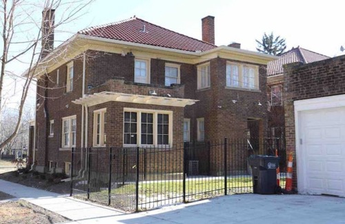 Downtown Toledo Maison | The Mini-Mansion at bookmymansion1.com