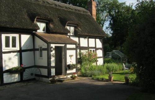 Moreton Lit Et Petit-Déjeuner | THE MOATS - CODDINGTON A small private thatched cottage B&B located in quiet countryside between Ledbury and Malvern - convenient for the Malvern Three Counties Showground and 5 miles from excellent shops restaurants and Ledbury Poetry Festival