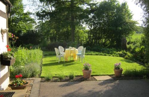 Moreton Lit Et Petit-Déjeuner | THE MOATS - CODDINGTON A small private thatched cottage B&B located in quiet countryside between Ledbury and Malvern - convenient for the Malvern Three Counties Showground and 5 miles from excellent shops restaurants and Ledbury Poetry Festival