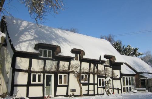 Moreton Lit Et Petit-Déjeuner | THE MOATS - CODDINGTON A small private thatched cottage B&B located in quiet countryside between Ledbury and Malvern - convenient for the Malvern Three Counties Showground and 5 miles from excellent shops restaurants and Ledbury Poetry Festival
