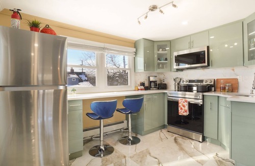 Valley Stream Appartement | The Mod Pad: 15 min from Airport: Free Parking