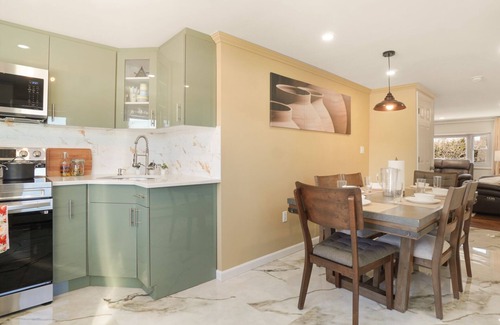 Valley Stream Appartement | The Mod Pad: 15 min from Airport: Free Parking
