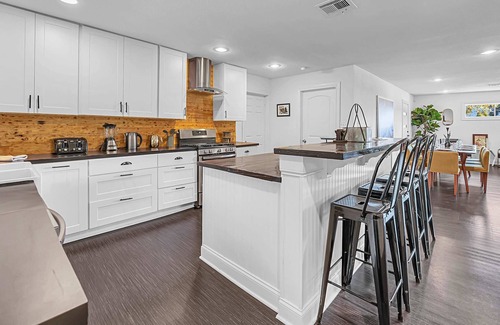 East Riverside Maison | The Mod Poppy Large Home 10 Minutes From it all