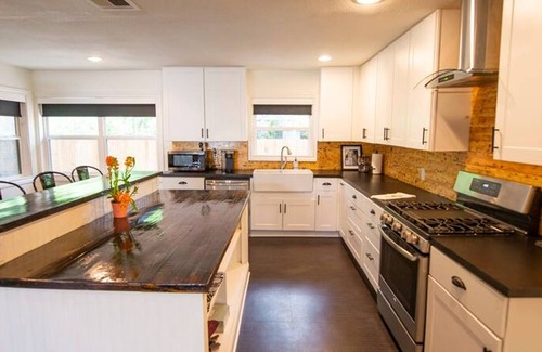 East Riverside Maison | The Mod Poppy Large Home 10 Minutes From it all