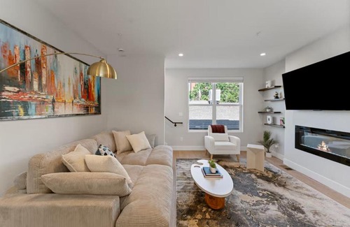 Barths Maison | The Modern Muse Art Home
