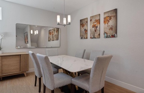 Barths Maison | The Modern Muse Art Home
