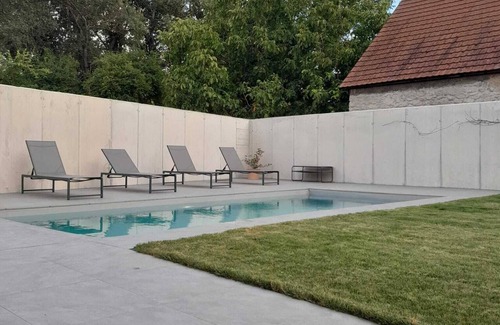 Parndorf Maison | The Moment Luxury Suites- Parndorf, Modern house in Parndorf with garden & pool