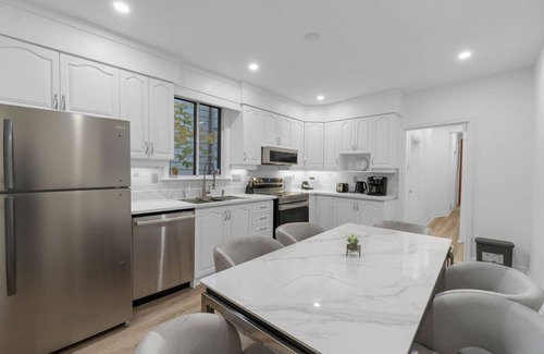 Little Italy Hôtel | The Montrose - Free Parking - Downtown