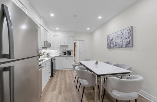 Little Italy Hôtel | The Montrose - Free Parking - Downtown