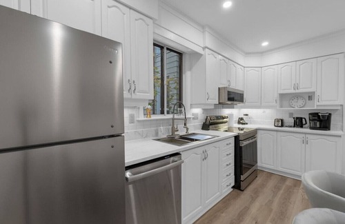 Little Italy Hôtel | The Montrose - Free Parking - Downtown