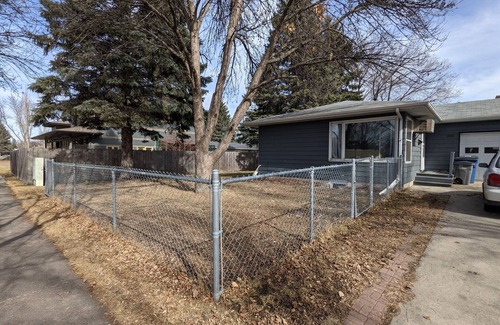 Moorhead Maison | The Moorhead Place. Dog friendly, warm home near colleges and medical centers