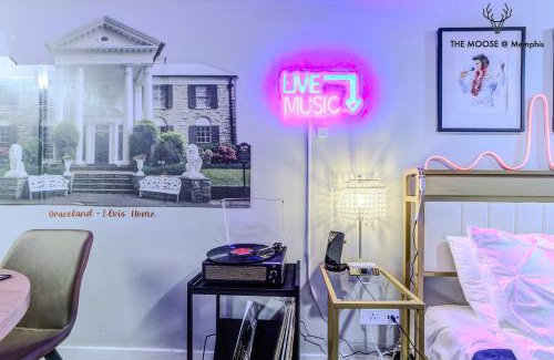 Downtown Memphis Appartement | The Moose #4 - Elvis Presley King Suite with Free Parking and WIFI