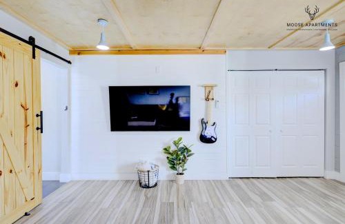 Downtown Memphis Appartement | The Moose #5 - Modern Comfy Studio with King Bed, Free Parking & Fast WiFi