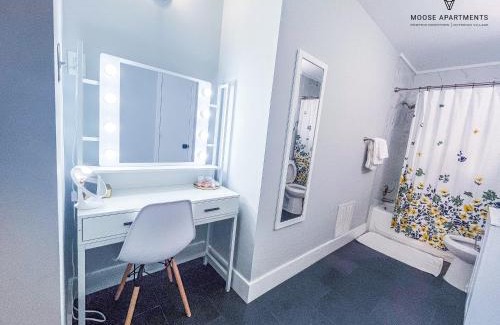 Downtown Memphis Appartement | The Moose #5 - Modern Comfy Studio with King Bed, Free Parking & Fast WiFi