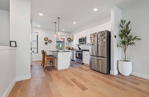 Central Northside Maison | The Mr. Rogers Room|Private Room on Arch Street