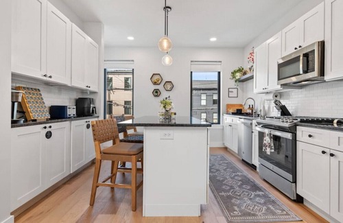 Central Northside Maison | The Mr. Rogers Room|Private Room on Arch Street