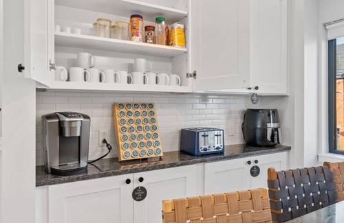 Central Northside Maison | The Mr. Rogers Room|Private Room on Arch Street