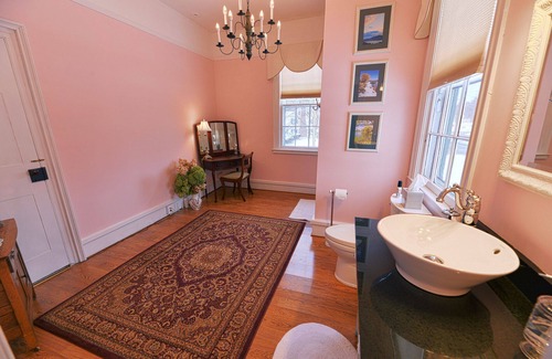 Canandaigua Lit Et Petit-Déjeuner | The Muir-King-d'exception-Salle de bain-Vue sur Jardin