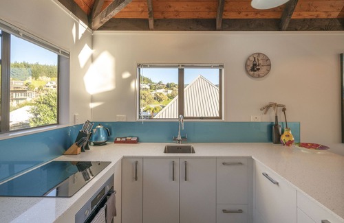 Onemana Cottage | The Music Lounge - Onemana Holiday Chalet