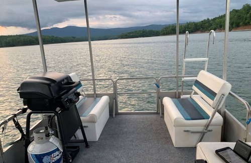 Nebo Location De Bateaux | The Narai - A Mermaid Houseboat on Lake James, NC