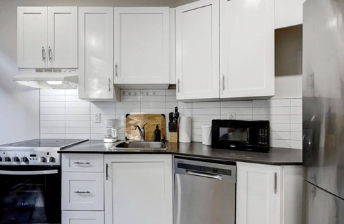 Cote-Des-Neiges—Notre-Dame-De-Grace Appartement | The NDG Charm|A 3BR Hidden Gem ZD7
