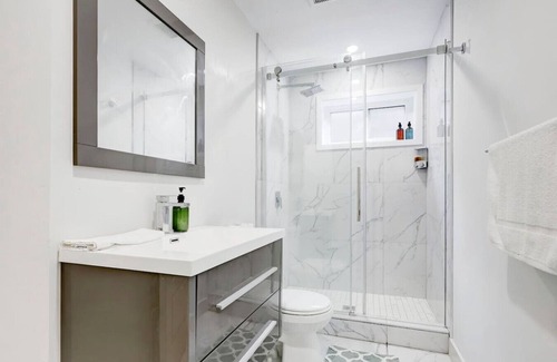 Cote-Des-Neiges—Notre-Dame-De-Grace Appartement | The NDG Charm|A 3BR Hidden Gem ZD7
