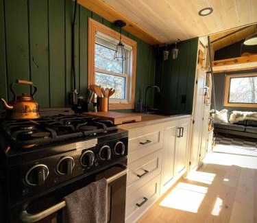 Tyendinaga Mohawk Territory Autre | The Nest - Romantic Tiny Home with a Vintage Vibes, 10 mins to Winery