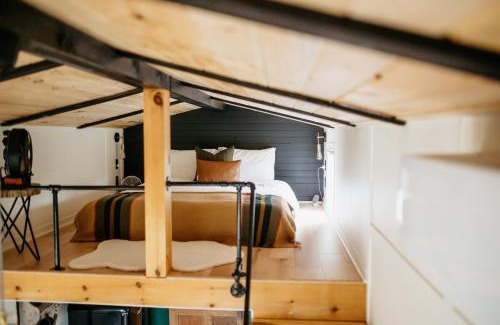 Tyendinaga Mohawk Territory Autre | The Nest - Romantic Tiny Home with a Vintage Vibes, 10 mins to Winery