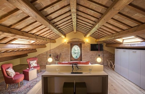 Bettolelle Appartement | Il Nido, Villa Pedossa, attic in villa with swimming pool 7km from the sea, Senigallia