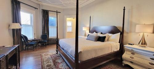 Summit - University Lit Et Petit-Déjeuner | The New Victorian Mansion Bed & Breakfast