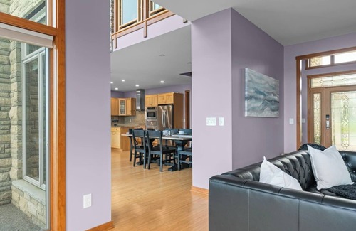 North Tonawanda Maison | Private resort overlooking Niagara River entrance to Erie Canal on Niawanda Park