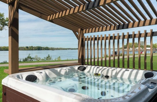 North Tonawanda Maison | Private resort overlooking Niagara River entrance to Erie Canal on Niawanda Park