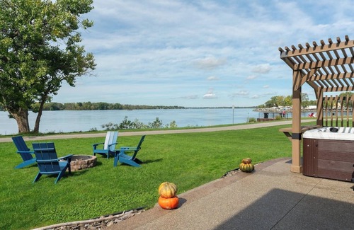 North Tonawanda Maison | Private resort overlooking Niagara River entrance to Erie Canal on Niawanda Park