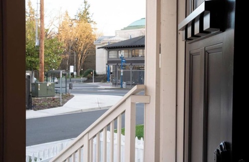 Stadium District Appartement | The Nook - Cozy city living steps from Tacoma’s waterfront, dining, and culture.