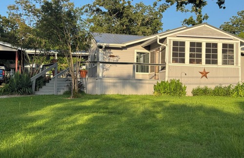 Murchison Maison | The Oak House with lake view. E. Tx , Tyler,Canton, Athens, areas. Private lake.