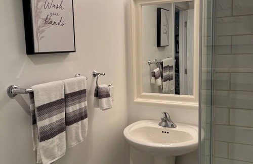 Alliston Maison | The Oake Room - Modern Convenience