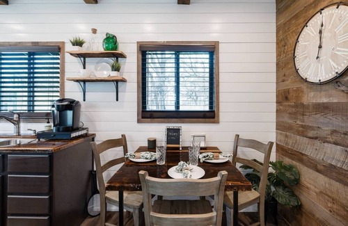 Waco Appartement | The Helm — Maison de conteneurs sur deux étages près du marché Magnolia