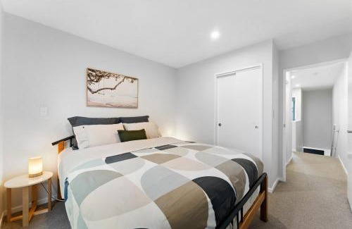 Mangere Bridge Maison | The Oasis at Auckland Airport - King bed and more!