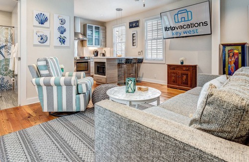 Key West Historic District Copropriété | The Oasis: Stylishly Updated 1BR Home Convenient to Duval St & Beaches, Shared Pool & Pet-Friendly!