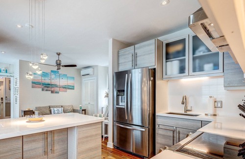 Key West Historic District Copropriété | The Oasis: Stylishly Updated 1BR Home Convenient to Duval St & Beaches, Shared Pool & Pet-Friendly!